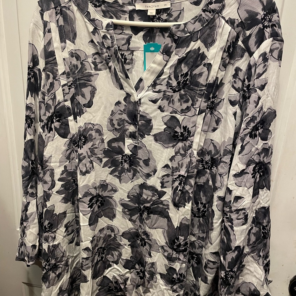 New with Tag Stitch Fix Floral Black and White Women top with bell sleeve 2X